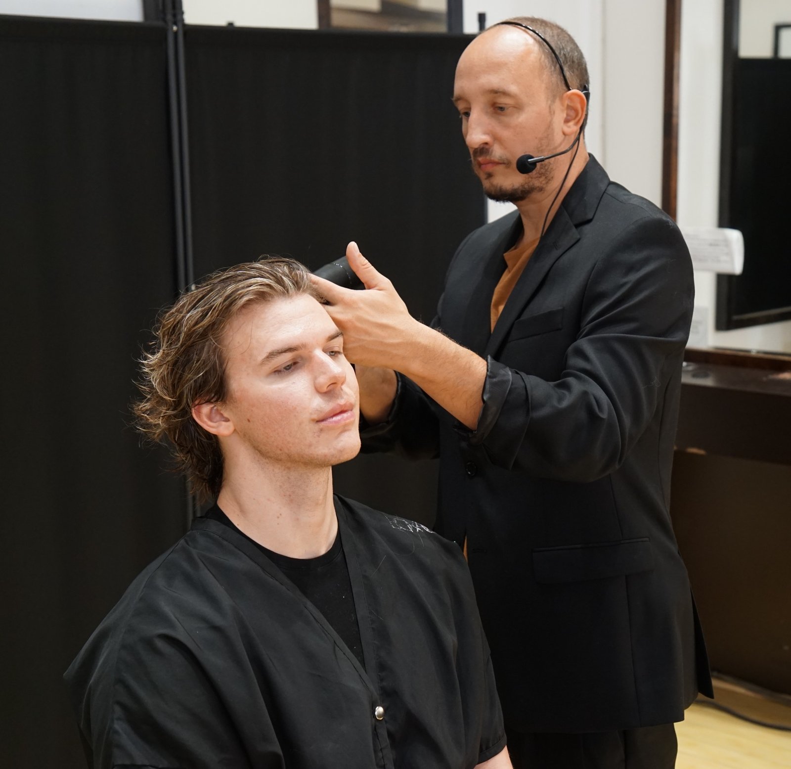 Andrii Gerashchenko demonstrating haircutting technique